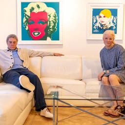 Mette-Marit und Jeffrey Epstein als Wachsfiguren auf einem Sofa