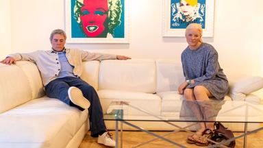 Mette-Marit und Jeffrey Epstein als Wachsfiguren auf einem Sofa