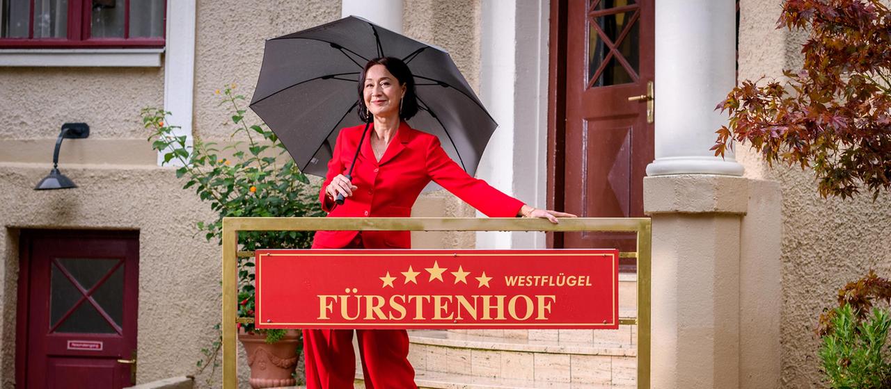 Krista Birkner vor der "Sturm der Liebe"-Fürstenhof.