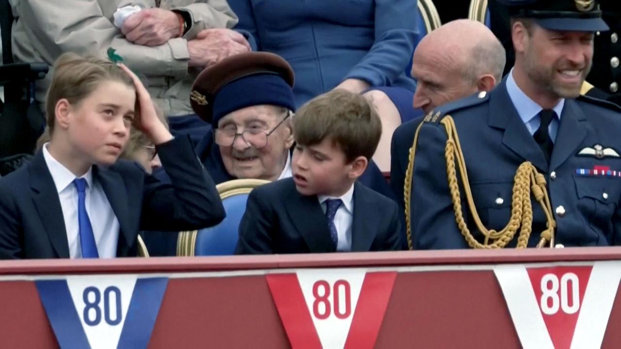 Prinz Louis neckt George: Witziger Royal-Moment bei Gedenkparade
