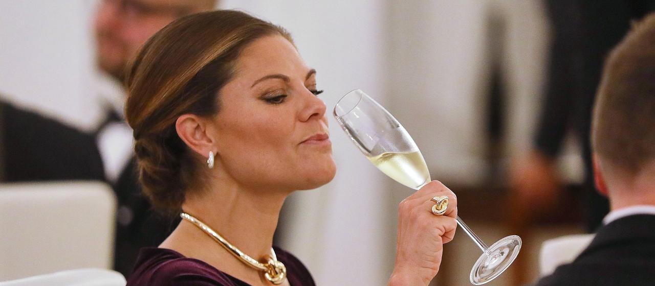 Victoria von Schweden trinkt ein Glas Champagner im Schloss Bellevue
