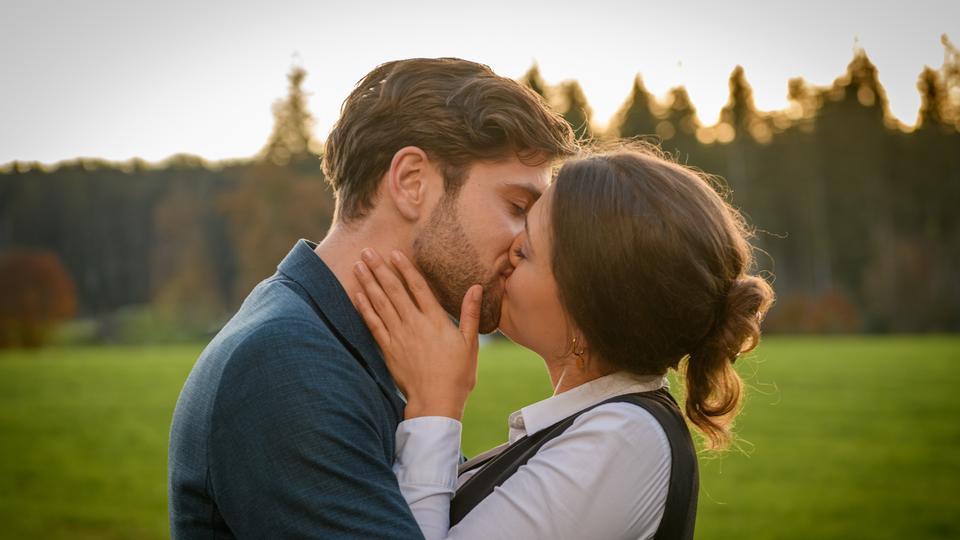 Maxi (Katharina Scheuba, r.) und Henry (Elias Reichert, l.) küssen sich.