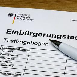 Einbürgerungstest und Kugelschreiber