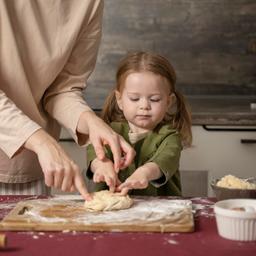 Ein kleines Mädchen hilft beim Backen