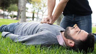 Bei einem Mann wird eine Herzdruckmassage durchgeführt