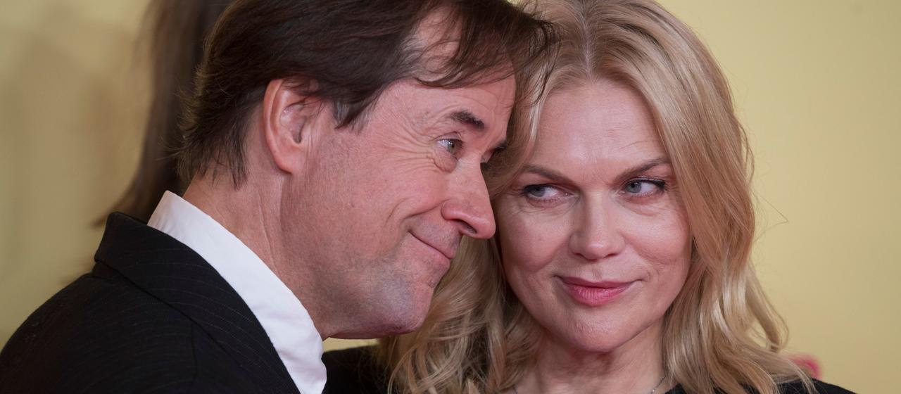 Jan Josef Liefers und Anna Loos geben Beziehungstipp: Streit wird nackt im  Bett beendet | brisant.de