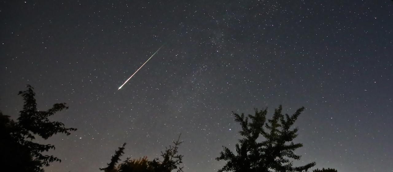 Ein Perseidenmeteor zieht über den Himmel 
