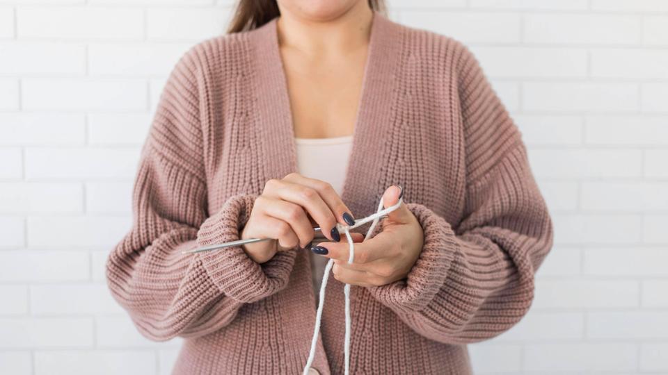 Frau beim Stricken