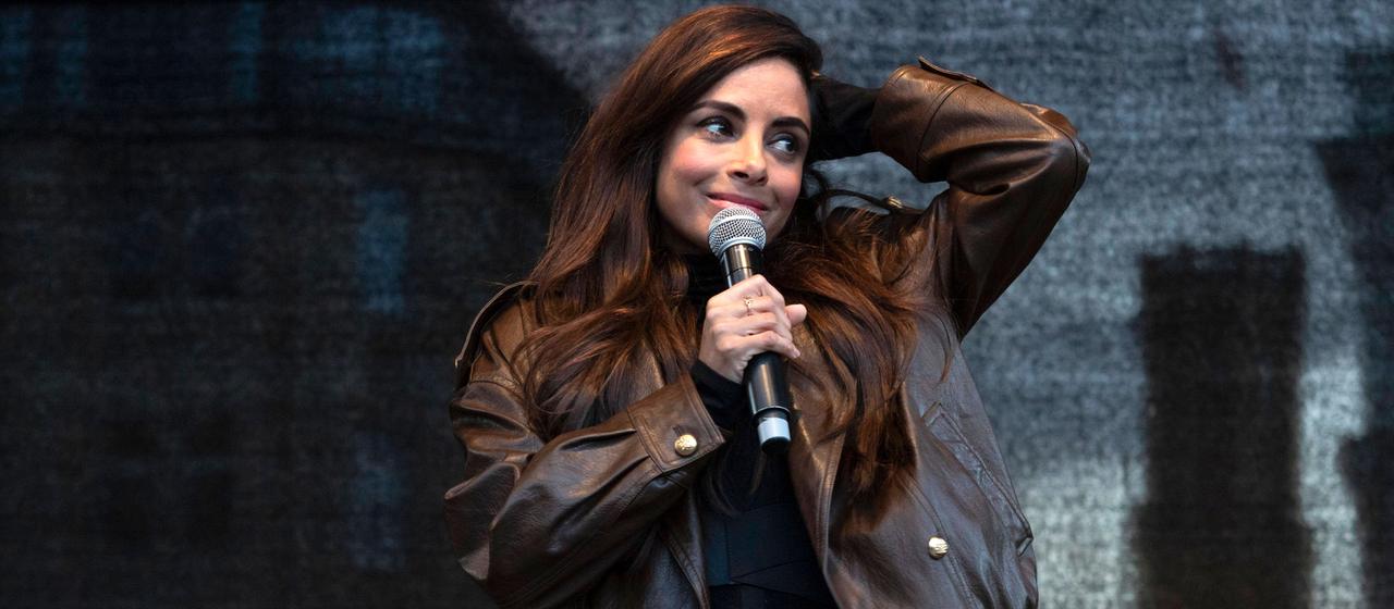 Collien Fernandes trotz Drohungen auf Demo-Bühne in Hamburg | brisant.de