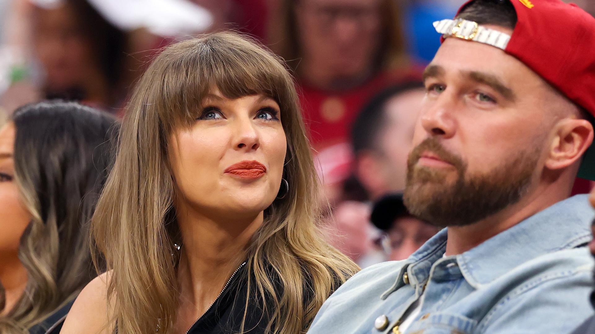 Taylor Swift und Travis Kelce beim Basketball | gettyImages | Gregory Shamus
