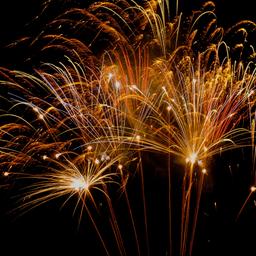 Ein Feuerwerk am Nachthimmel.