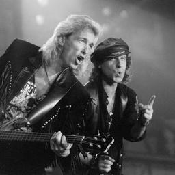 Zwei Mitglieder der Band Scorpions auf der Bühne
