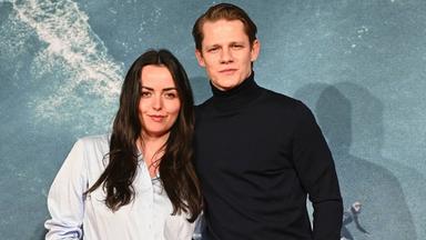 Schauspieler Max von der Groeben mit Freundin Louise Farina kommt am 02.03.2026 zur Premiere des Films On the Wave in den Kölner Cinedom.
