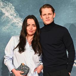Schauspieler Max von der Groeben mit Freundin Louise Farina kommt am 02.03.2026 zur Premiere des Films On the Wave in den Kölner Cinedom.