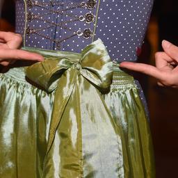 Eine grüne Dirndlschleife auf dem Oktoberfest
