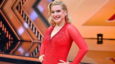 Blonde Frau lächelt in die Kamera