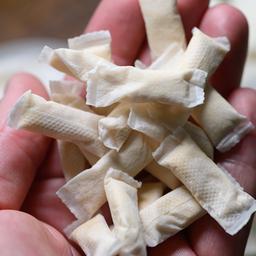 Tabakfreie Nikotinbeutel liegen in einer Hand