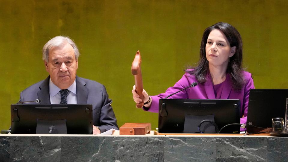 Eine muss eben für Ruhe sorgen: Annalena Baerbock während der UN-Vollversammlung | picture alliance/dpa/AP | Richard Drew Annalena Baerbock mit einem Hammer in der Hand