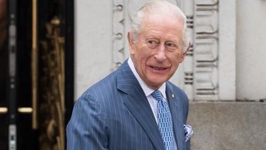 König Charles verlässt ein Haus